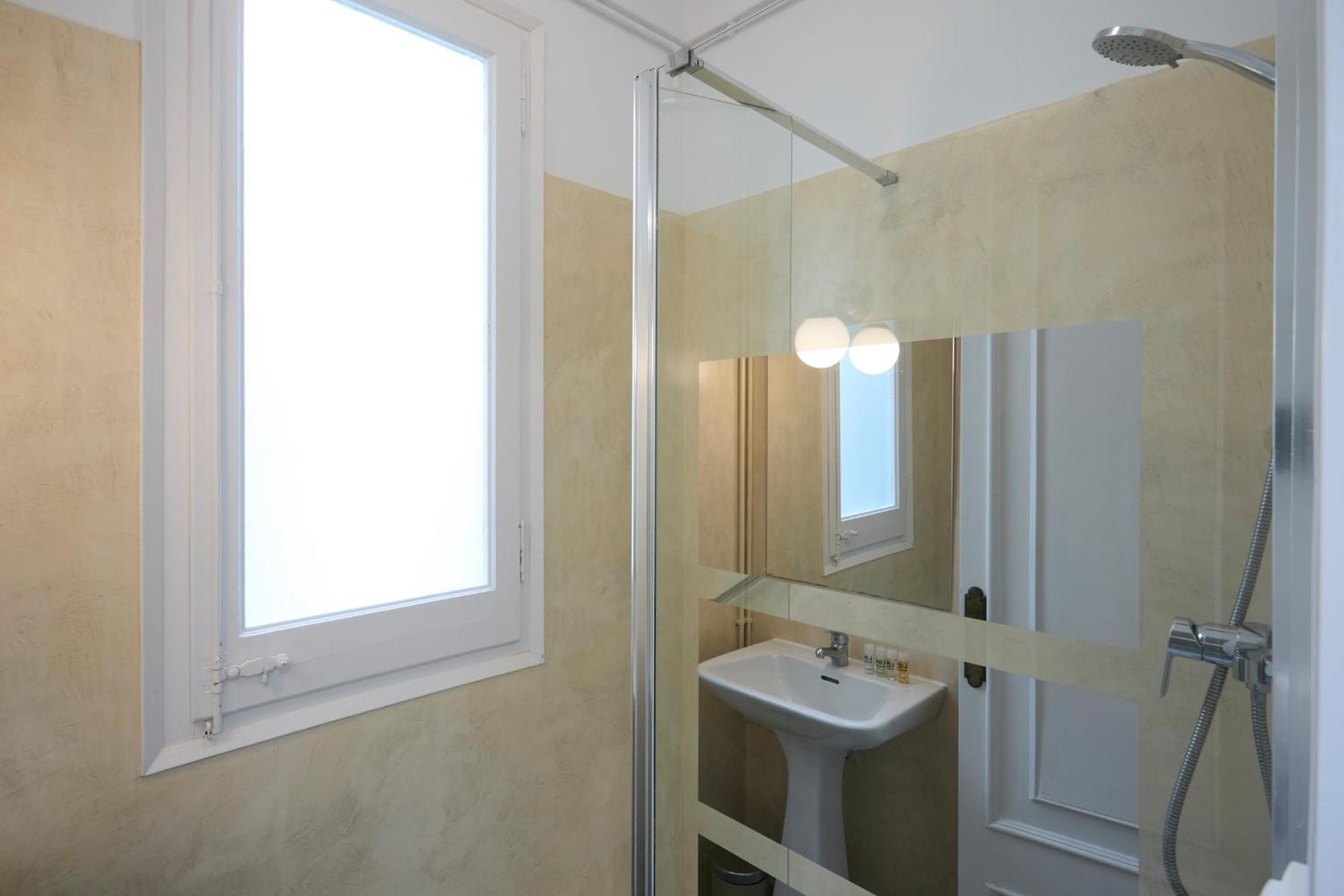 63Par1016- Sunny Apartment In Paralel Barcelona Exterior foto